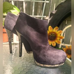 Sofia Vergara Shoes, 5” High Heels with Croc detail, faux suede Black, Size: 8